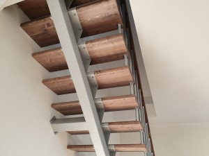 Фото лестницы на центральном металлическом каркасе