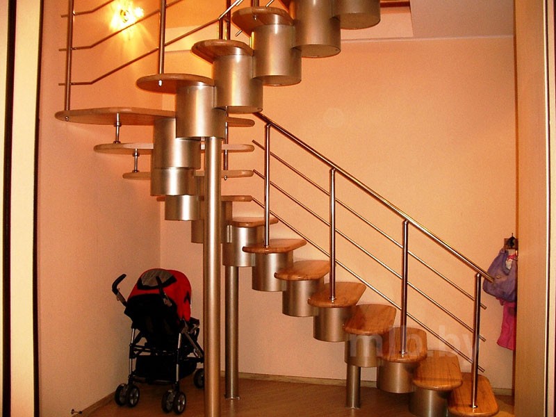 Лестница для дома с овальными ступенями