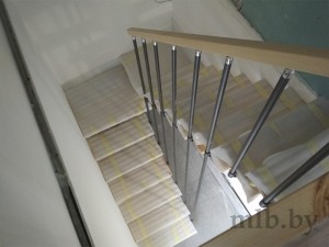 Лестница с поворотными площадками на металлическом каркасе