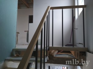 Установка лестницы на металлическом каркасе