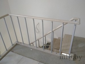 Светлое ограждение лестницы для дома