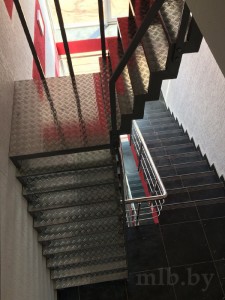 Металлическая лестница для офиса