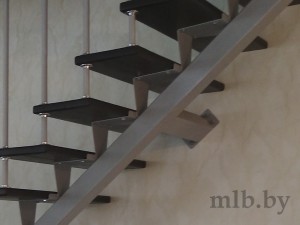 Дополнительные боковые крепления для металлического каркаса лестницы