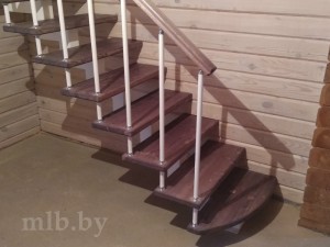 Лестница на металлическом каркасе в доме с деревянной отделкой