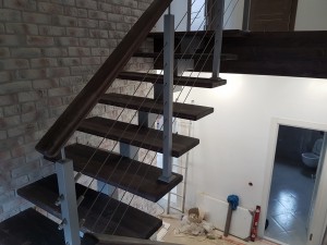 Деревянная лестница с металлическим каркасом