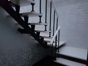 Лестница со ступенями из березы