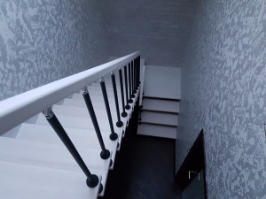 Лестница с деревянными ступенями