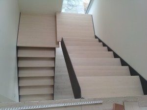 Металлическая лестница с деревянной ступенью