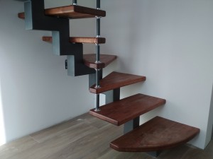 Лестница со ступенями из дерева