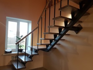 Лестница в дом с двумя поворотами