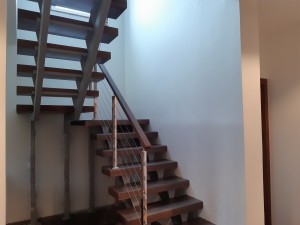 Лестница с массивными ступенями