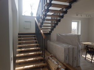 Воздушная лестница из дуба с металлокаркасом на заказ