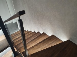 Березовые ступени на монолитной лестнице