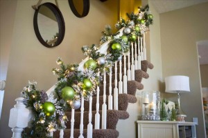 Способы новогоднего декорирования лестницы 
