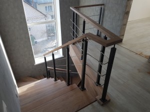 Ограждение с элементами нержавейки для лестницы в частном доме