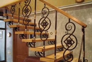 Лестница с ковкой в сочетании металла с деревом
