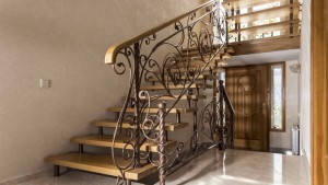 Лестница с ковкой в сочетании металла с деревом