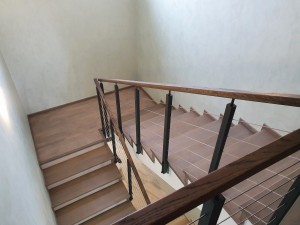 Какую лестницу выбрать: монолитную или на металлокаркасе