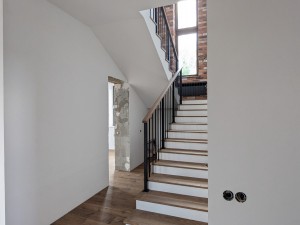 Монтаж ограждения серии Вертикаль на монолитную лестницу