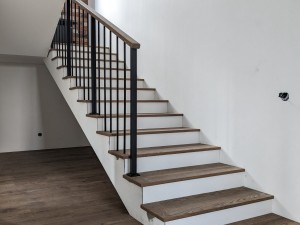 Монтаж ограждения серии Вертикаль на монолитную лестницу