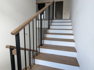 Монтаж ограждения серии Вертикаль на монолитную лестницу