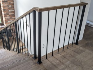 Монтаж ограждения серии Вертикаль на монолитную лестницу