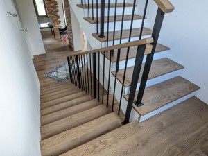 Монтаж ограждения серии Вертикаль на монолитную лестницу