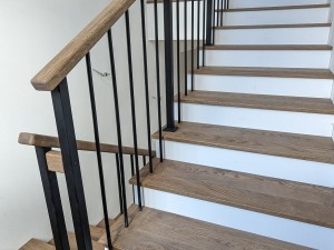 Монтаж ограждения серии Вертикаль на монолитную лестницу