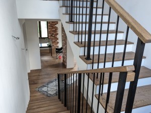 Монтаж ограждения серии Вертикаль на монолитную лестницу