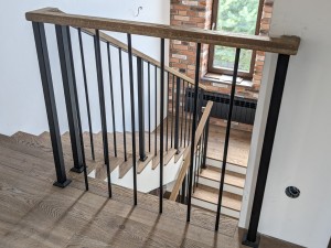 Монтаж ограждения серии Вертикаль на монолитную лестницу