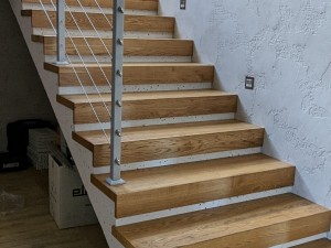 Установка тросового ограждения на монолитную лестницу в частном доме