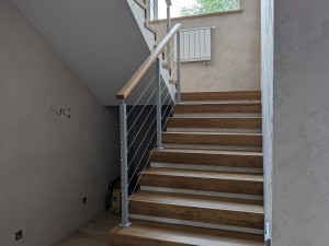Установка тросового ограждения на монолитную лестницу в частном доме