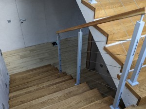 Установка тросового ограждения на монолитную лестницу в частном доме