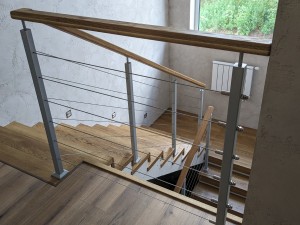 Установка тросового ограждения на монолитную лестницу в частном доме