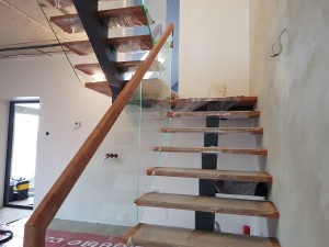 Изготовление лестницы "Соло" со ступенями из березы и ограждением из стекла в Минске