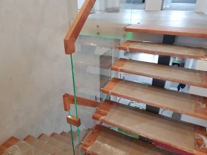 Изготовление лестницы "Соло" со ступенями из березы и ограждением из стекла в Минске