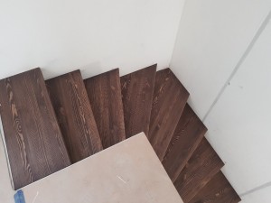 Зашивка бетонной лестницы ступенями из сосны