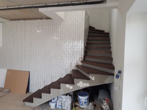 Зашивка бетонной лестницы ступенями из сосны