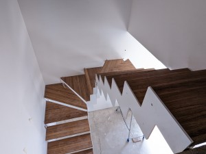 Изготовление лестницы с белым каркасом и ступенями из дуба в с.т. "На Птичи"