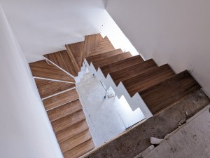 Изготовление лестницы "Эстет" с белым каркасом и ступенями из дуба в с.т. "На Птичи" Изготовление лестницы "Эстет" с белым каркасом и ступенями из дуба в с.т. "На Птичи"