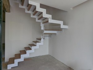 Изготовление лестницы "Эстет" с белым каркасом и ступенями из дуба в с.т. "На Птичи"