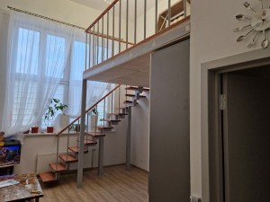 Установка антресольного этажа с лестницей на каркасе Квадро и ограждением Стандарт