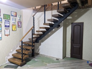Установка лестницы Соло с дубовыми ступенями и тросовым ограждением в Бобруйск