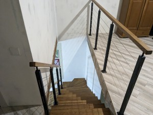 Установка лестницы Соло с дубовыми ступенями и тросовым ограждением в Бобруйск