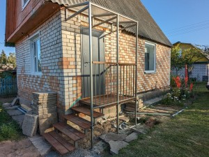 Установка крыльца и основой под навес в с.т. Веснянка-2004