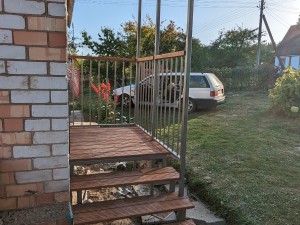 Установка крыльца и основой под навес в с.т. Веснянка-2004