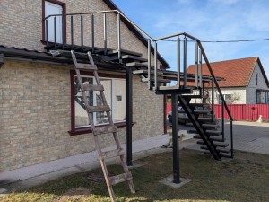 Установка наружной лестницы на каркасе Моно со ступенями и поручнем из лиственницы в д. Янушковичи Установка наружной лестницы на каркасе Моно со ступенями и поручнем из лиственницы в д. Янушковичи