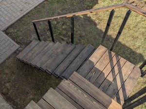 Установка наружной лестницы на каркасе Моно со ступенями и поручнем из лиственницы в д. Янушковичи Установка наружной лестницы на каркасе Моно со ступенями и поручнем из лиственницы в д. Янушковичи