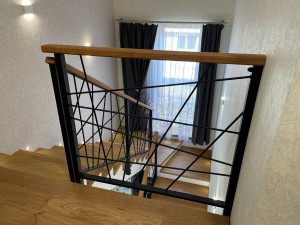 Установка ограждения Паутина с поручнем из дуба в д. Мацки