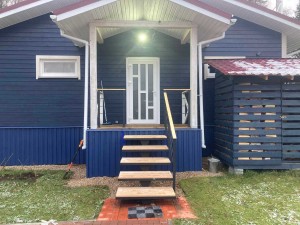 Установка крыльца на каркасе Моно со ступенями из лиственницы в п. Зодиак-Ворот